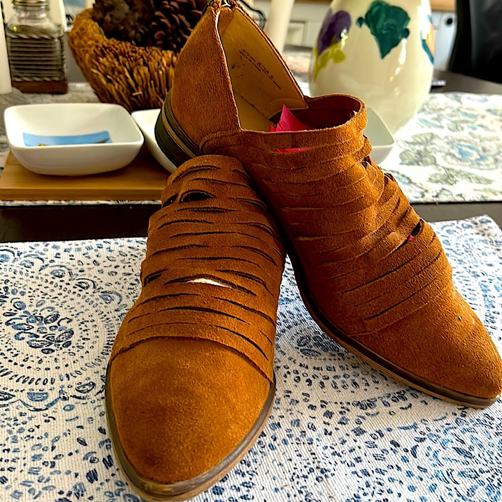 Women’s 8.5 Chinese Laundry casual flats